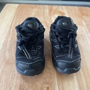 Nike Black Sneakers Sleek Low-Top Design